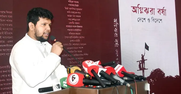 কথা বলছেন তথ্য ও সম্প্রচার উপদেষ্টা মো. মাহফুজ আলম